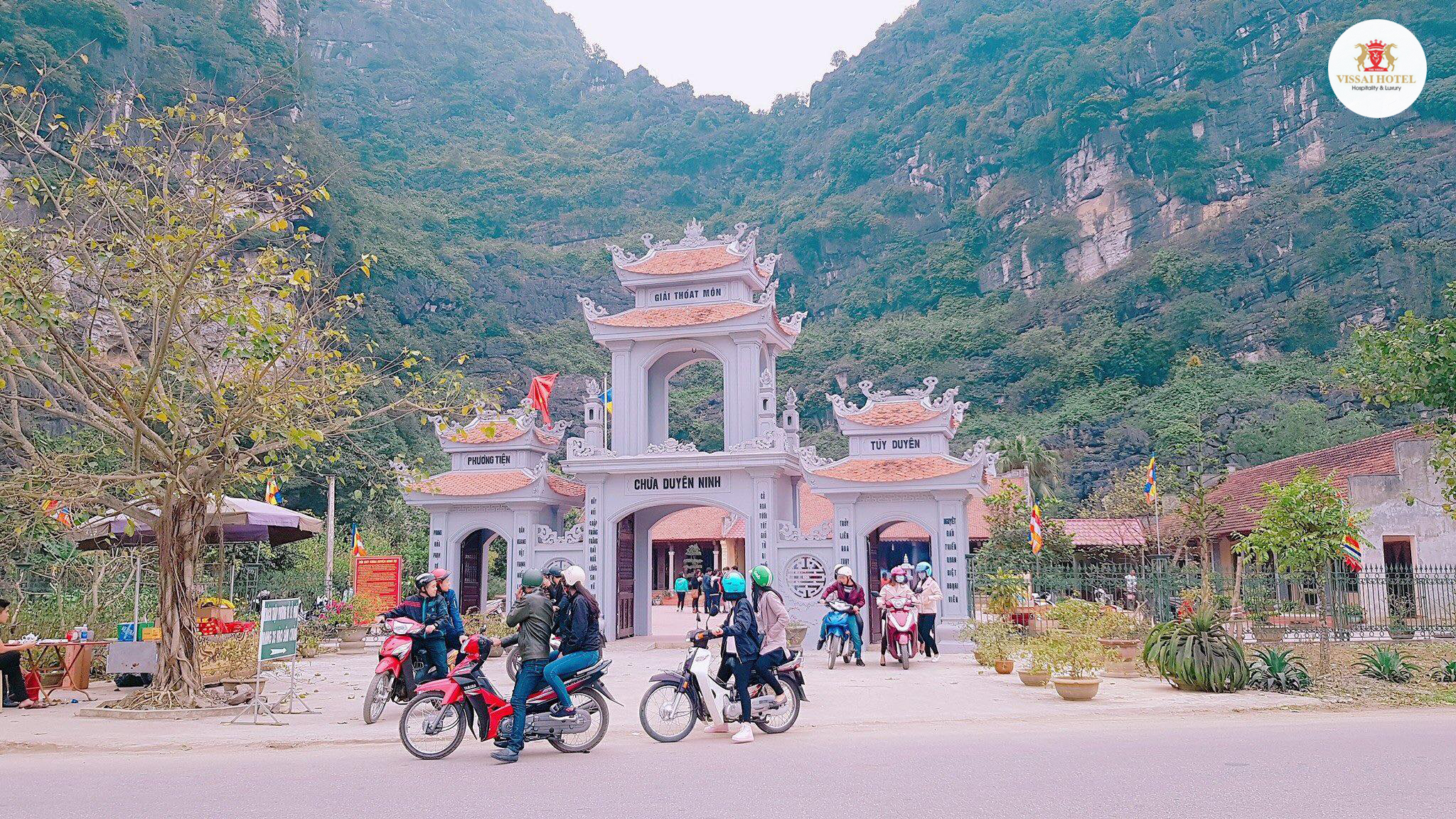 Du khách từ nhiều nơi đến chùa Duyên Ninh
