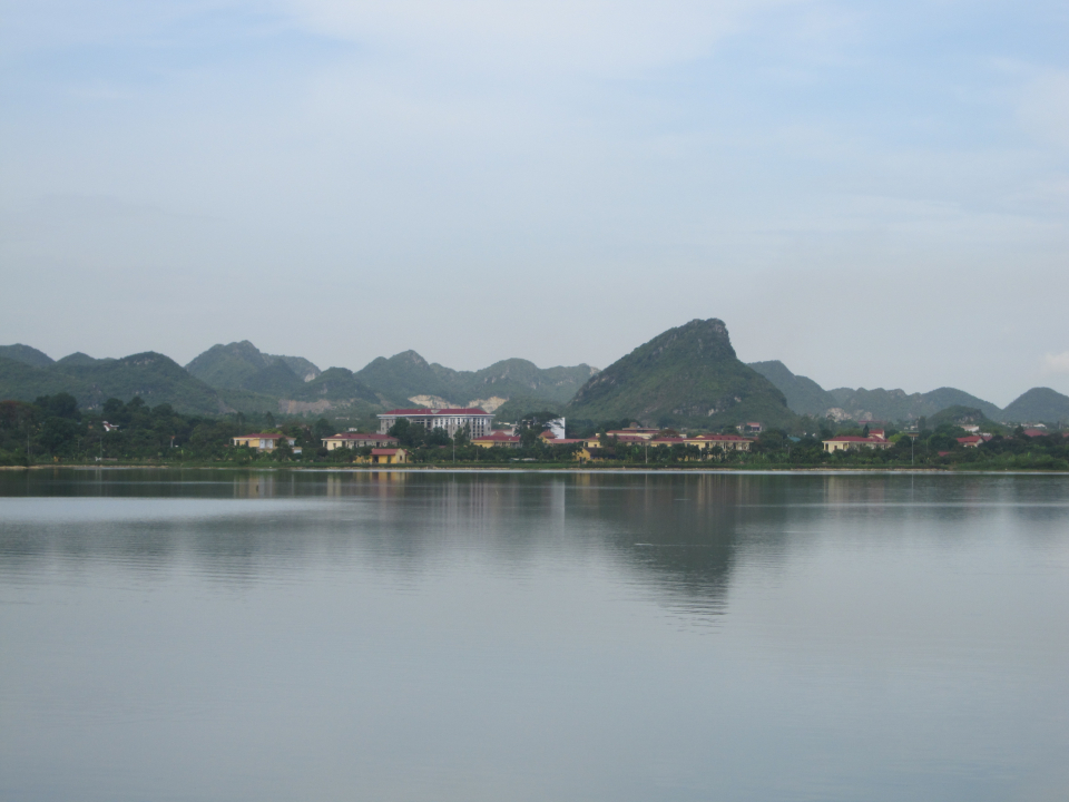 Khung cảnh bên bờ hồ Yên Thắng
