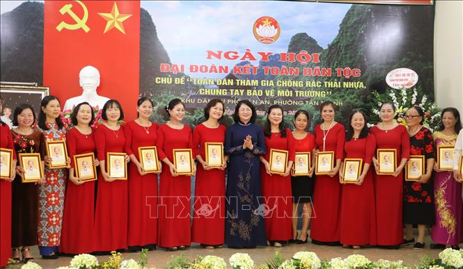 Vice President Dang Thi Ngoc Thinh presents gifts to cultural families
